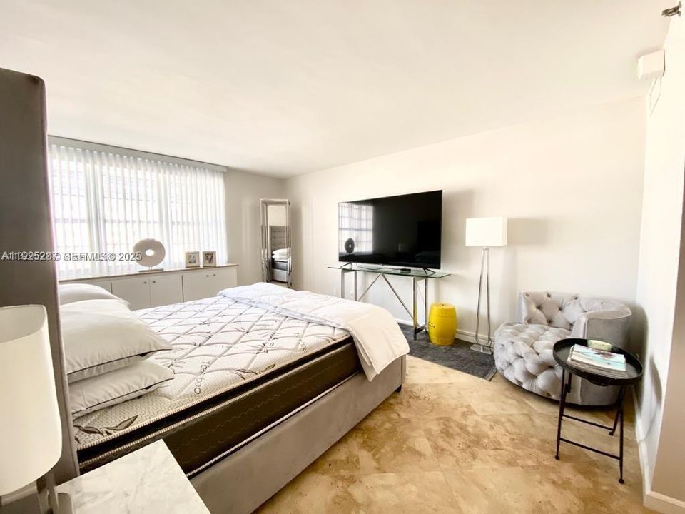 For Sale: $595,000 (1 beds, 1 baths, 865 Square Feet)