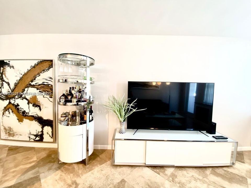 For Sale: $595,000 (1 beds, 1 baths, 865 Square Feet)