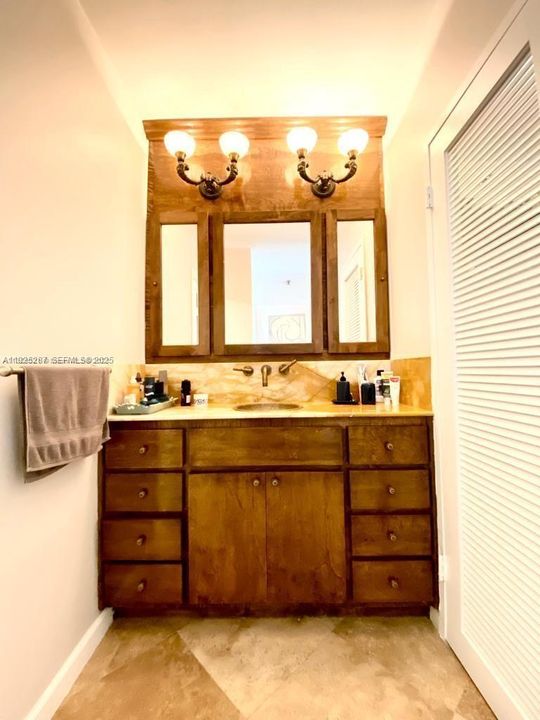 For Sale: $595,000 (1 beds, 1 baths, 865 Square Feet)