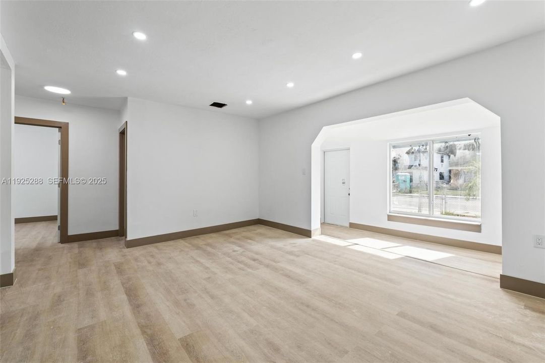 For Sale: $565,000 (4 beds, 3 baths, 1563 Square Feet)