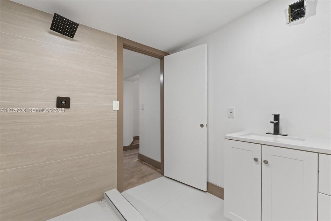 For Sale: $565,000 (4 beds, 3 baths, 1563 Square Feet)