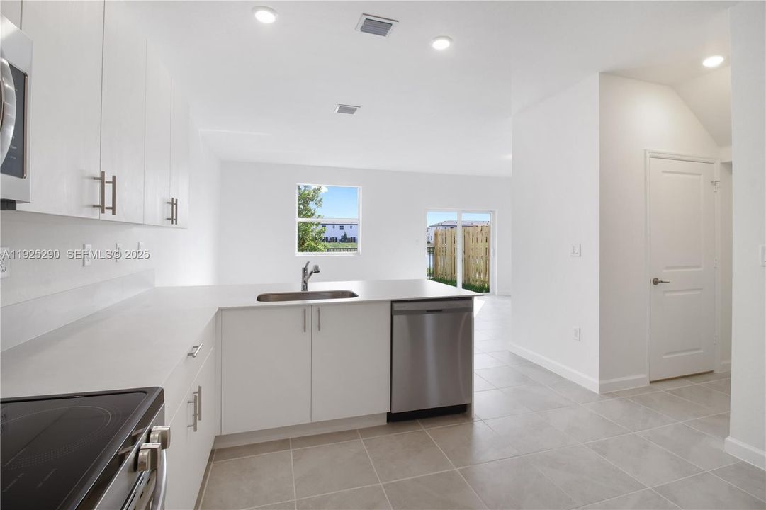 For Rent: $3,200 (4 beds, 2 baths, 1828 Square Feet)