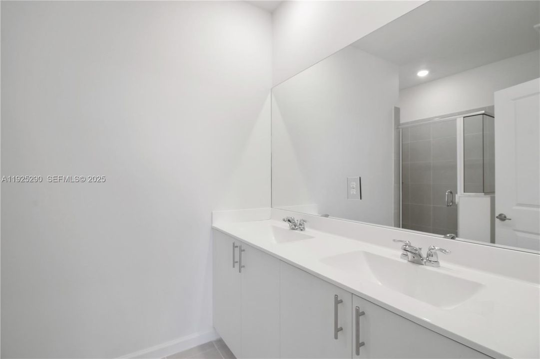 For Rent: $3,200 (4 beds, 2 baths, 1828 Square Feet)