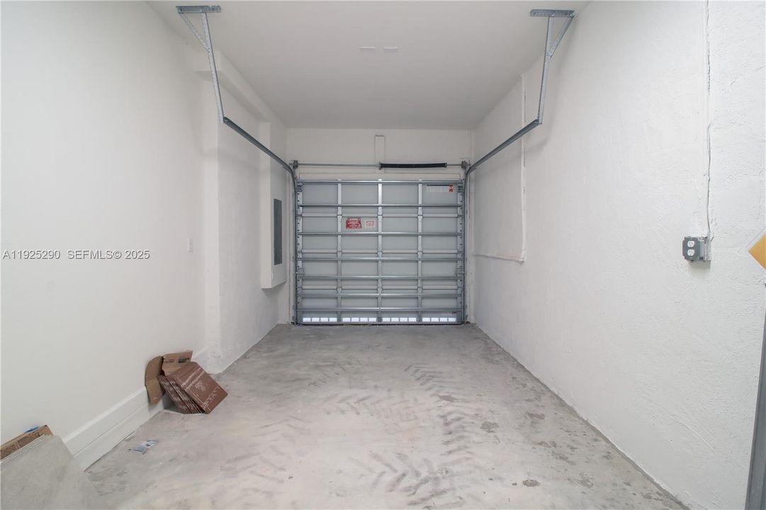 For Rent: $3,200 (4 beds, 2 baths, 1828 Square Feet)