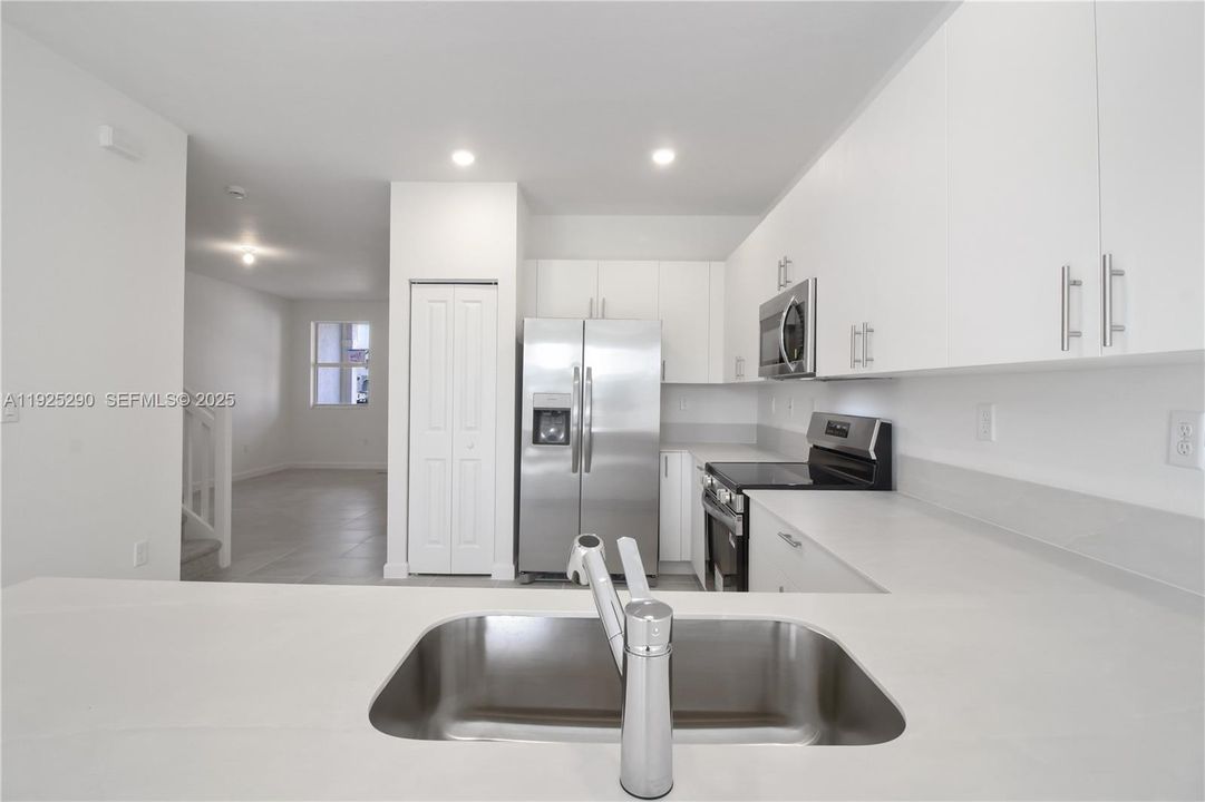 For Rent: $3,200 (4 beds, 2 baths, 1828 Square Feet)