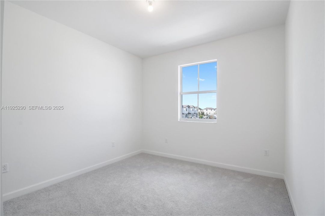 For Rent: $3,200 (4 beds, 2 baths, 1828 Square Feet)