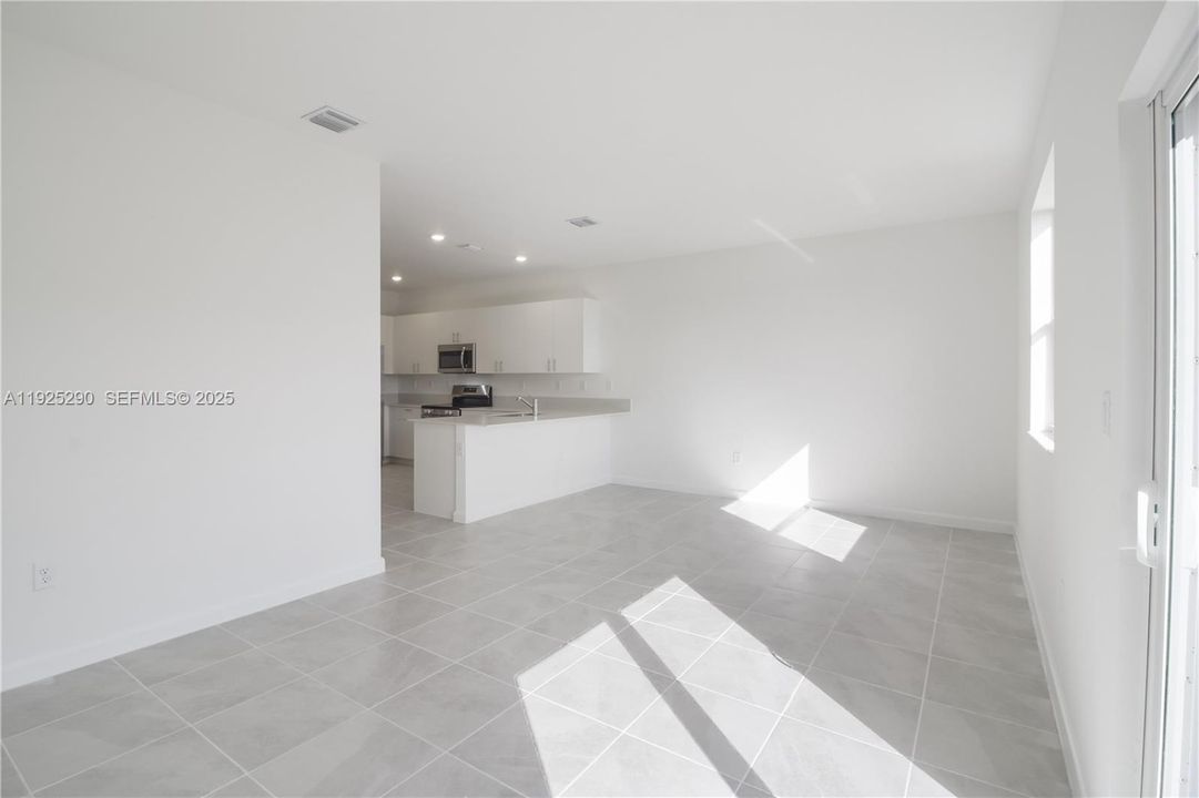 For Rent: $3,200 (4 beds, 2 baths, 1828 Square Feet)