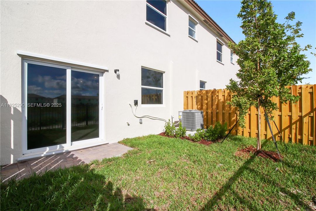 For Rent: $3,200 (4 beds, 2 baths, 1828 Square Feet)