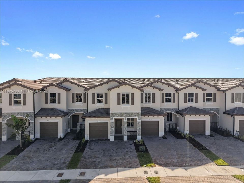 For Rent: $3,200 (4 beds, 2 baths, 1828 Square Feet)