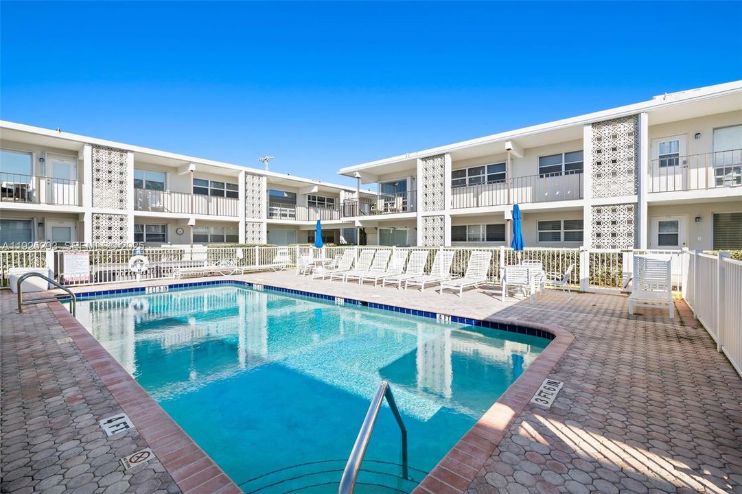 На продажу: $305,000 (1 спален, 1 ванн, 700 Квадратных фут)