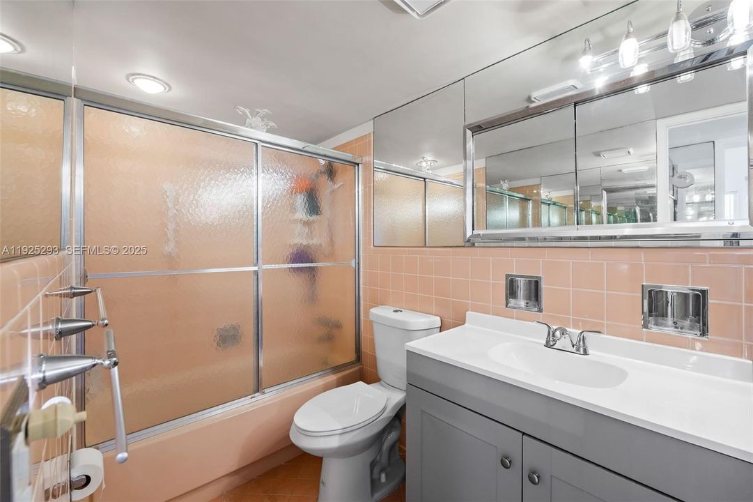 На продажу: $305,000 (1 спален, 1 ванн, 700 Квадратных фут)