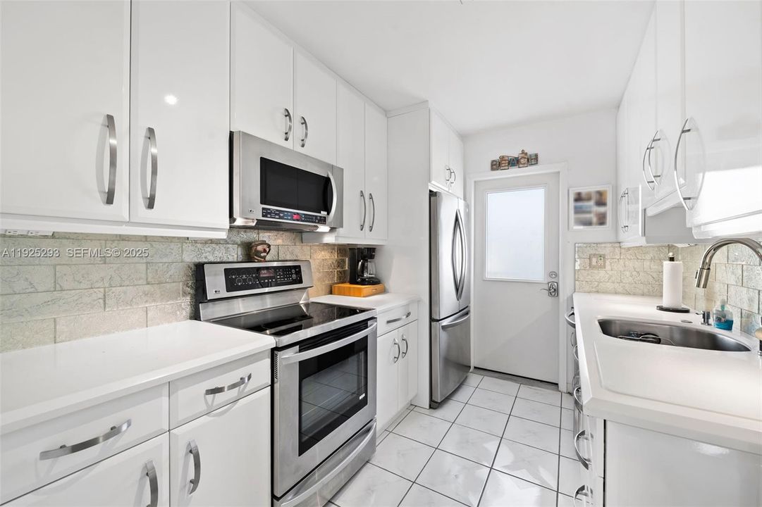 На продажу: $305,000 (1 спален, 1 ванн, 700 Квадратных фут)