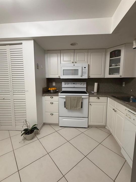 For Rent: $1,750 (1 beds, 2 baths, 850 Square Feet)