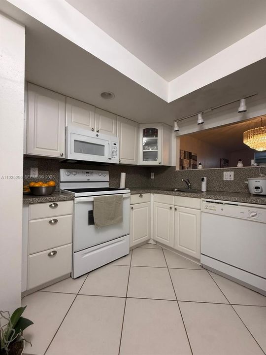 For Rent: $1,750 (1 beds, 2 baths, 850 Square Feet)