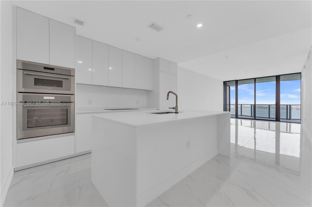 For Sale: $1,599,000 (2 beds, 3 baths, 1542 Square Feet)