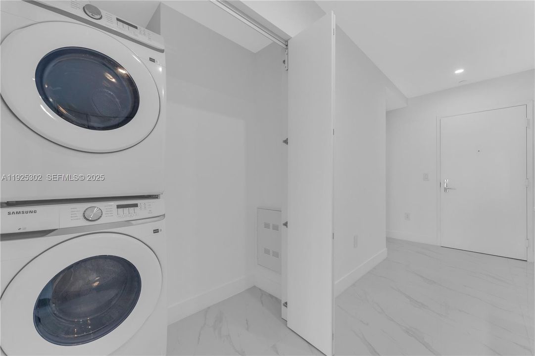 For Sale: $1,599,000 (2 beds, 3 baths, 1542 Square Feet)