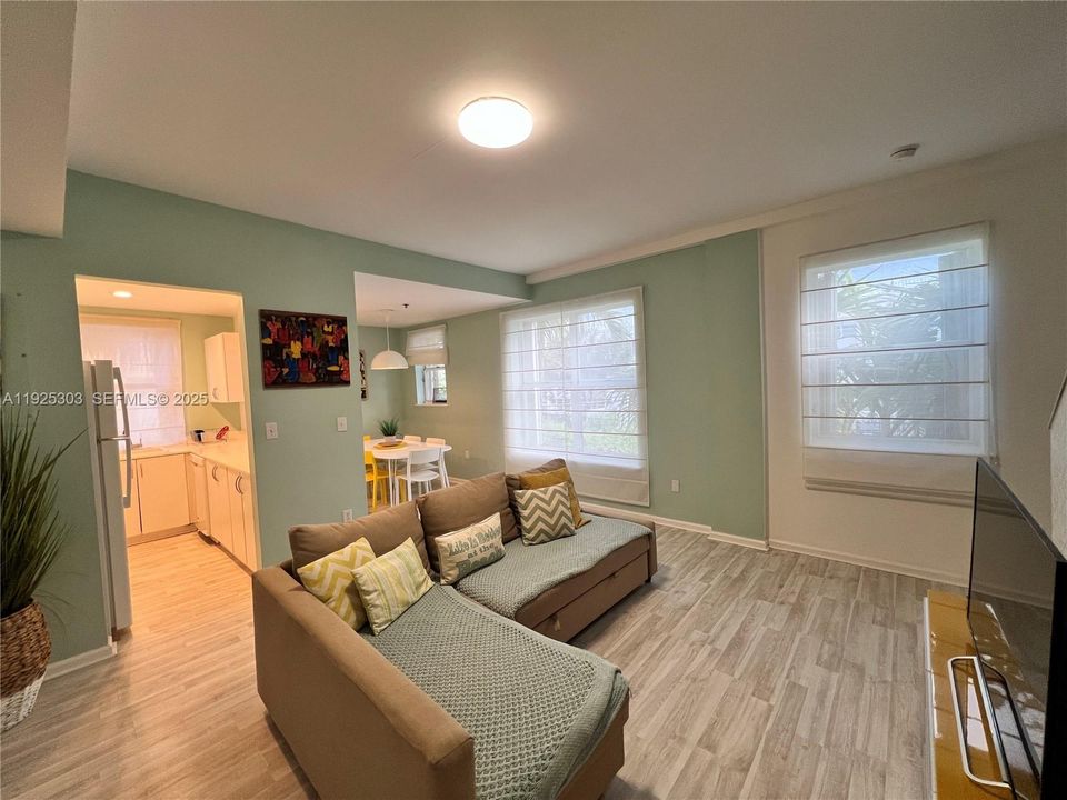 For Sale: $440,000 (2 beds, 2 baths, 882 Square Feet)