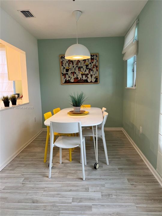 For Sale: $440,000 (2 beds, 2 baths, 882 Square Feet)