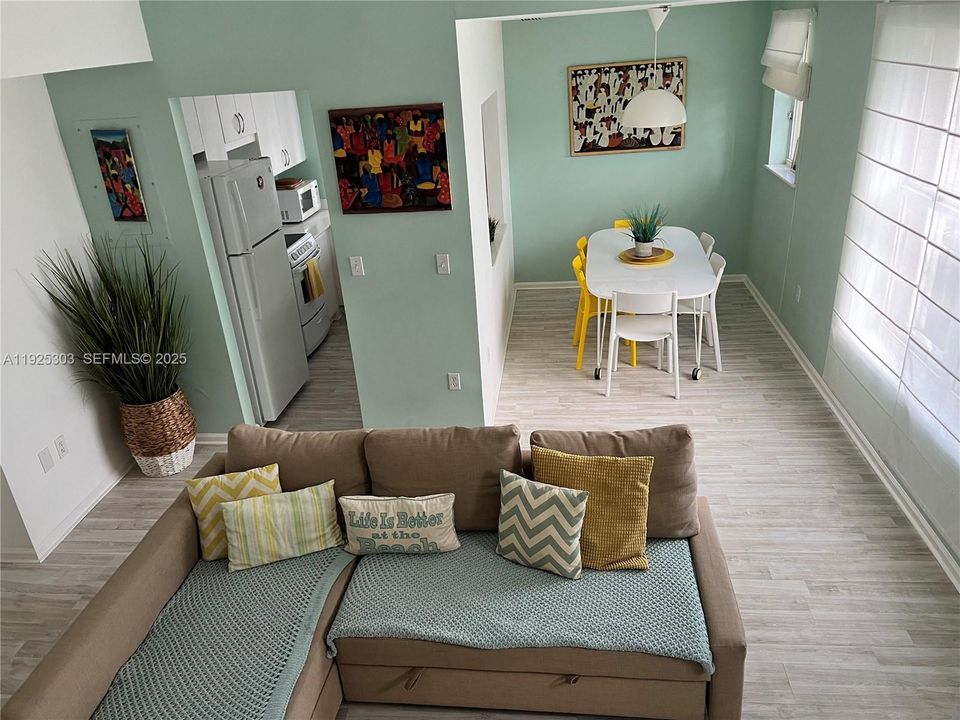 For Sale: $440,000 (2 beds, 2 baths, 882 Square Feet)