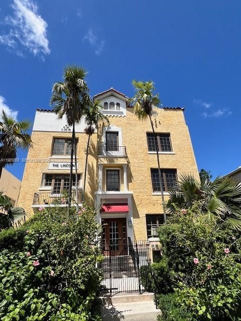 For Sale: $440,000 (2 beds, 2 baths, 882 Square Feet)