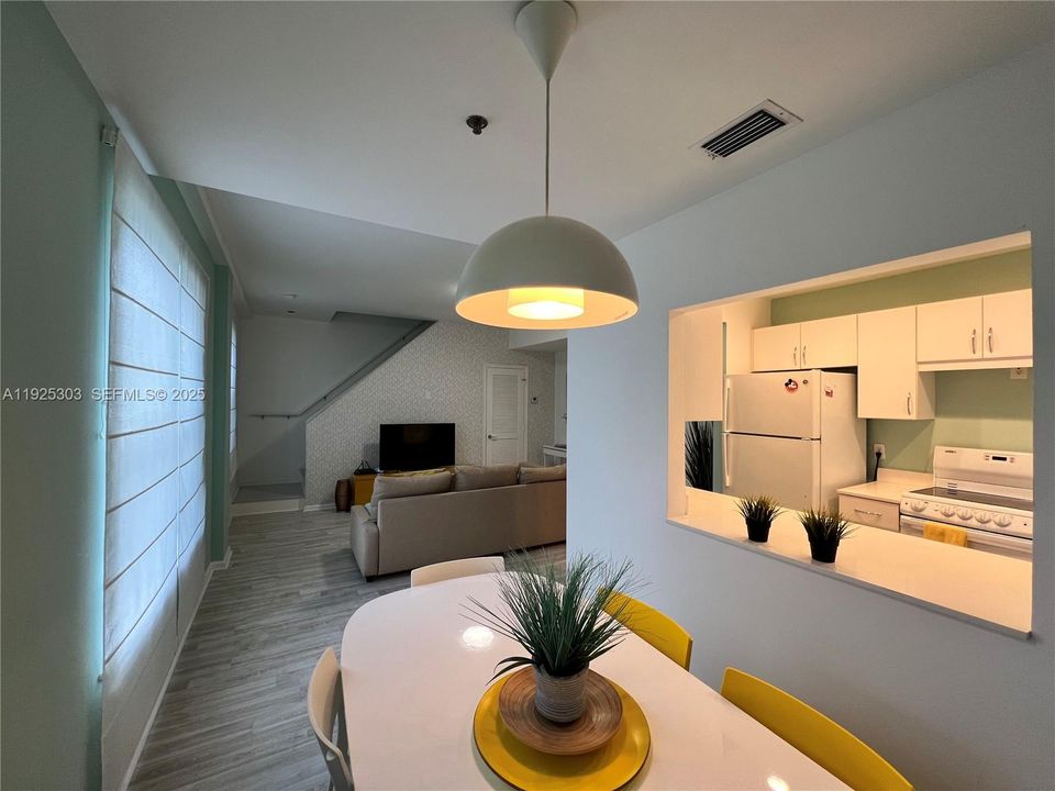 For Sale: $440,000 (2 beds, 2 baths, 882 Square Feet)