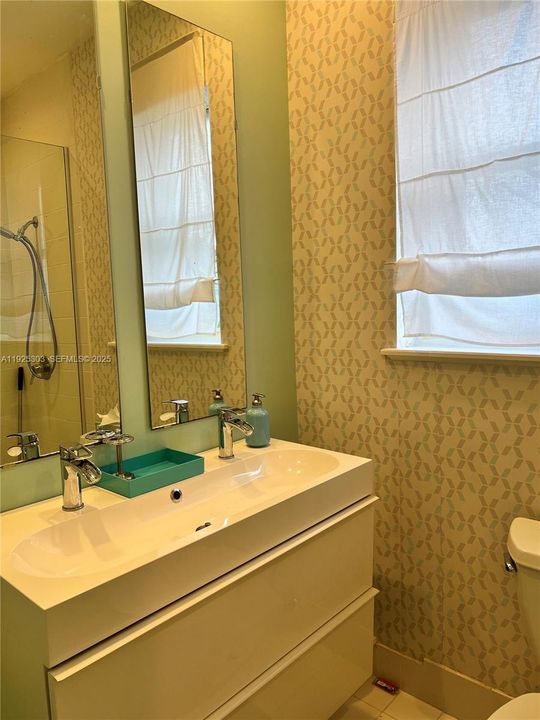 For Sale: $440,000 (2 beds, 2 baths, 882 Square Feet)