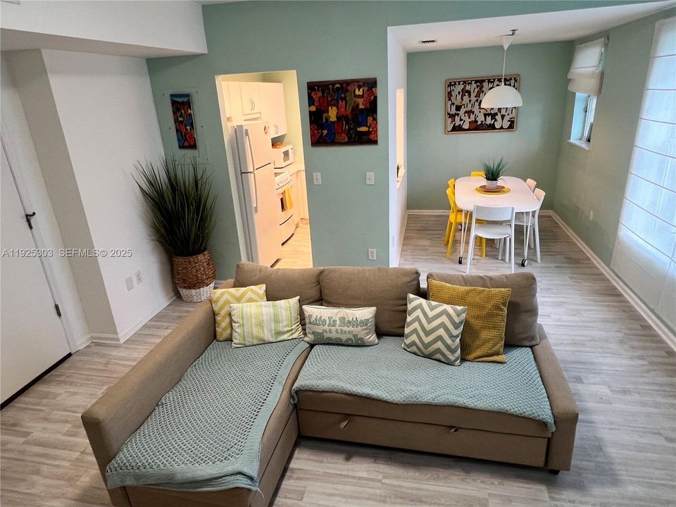 For Sale: $440,000 (2 beds, 2 baths, 882 Square Feet)