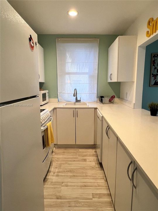 For Sale: $440,000 (2 beds, 2 baths, 882 Square Feet)