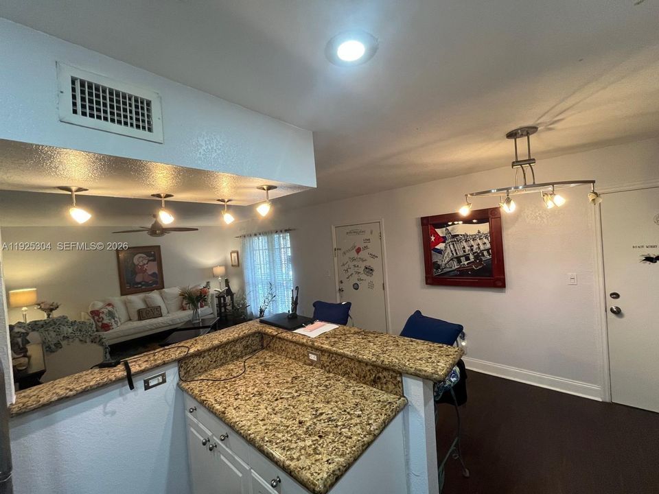 For Sale: $249,900 (2 beds, 2 baths, 920 Square Feet)