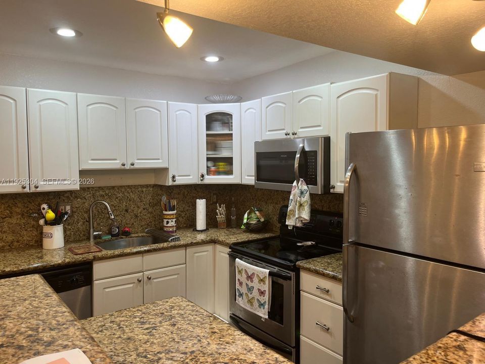For Sale: $249,900 (2 beds, 2 baths, 920 Square Feet)