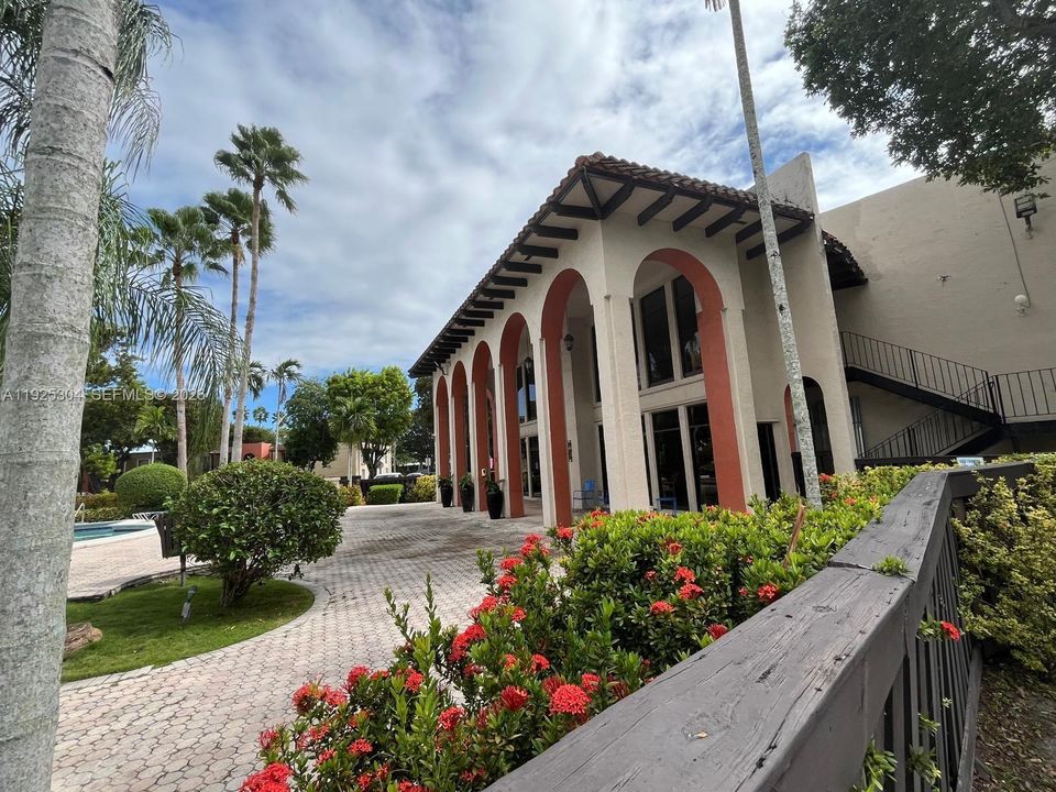 For Sale: $249,900 (2 beds, 2 baths, 920 Square Feet)