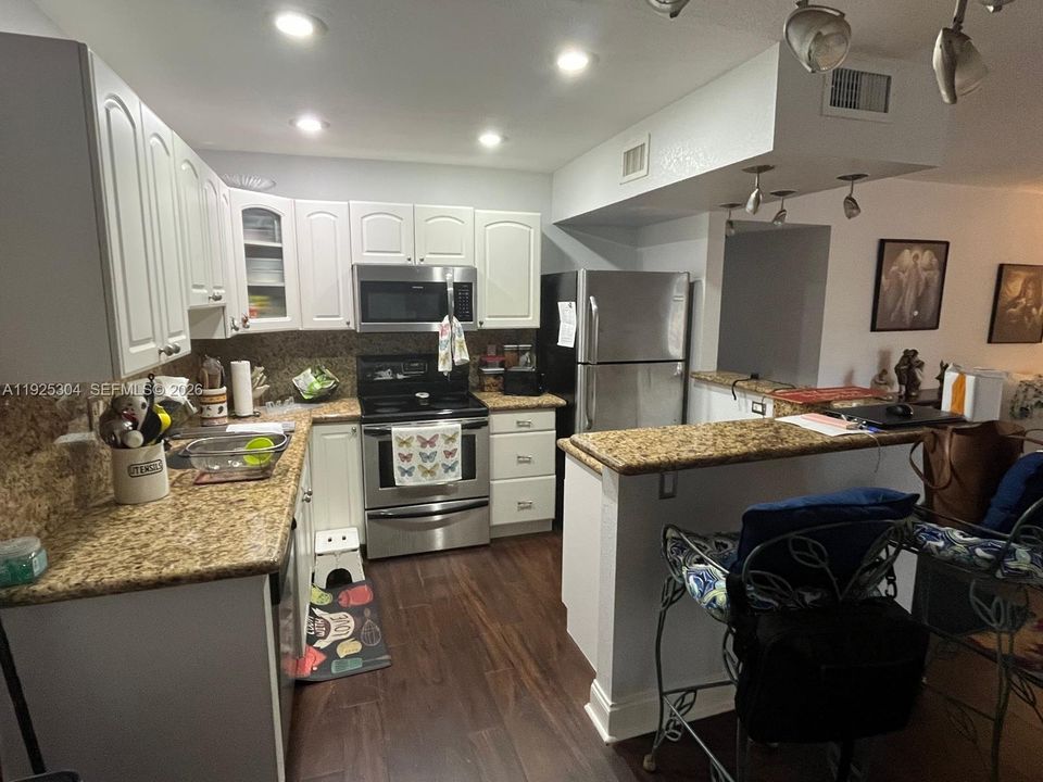 For Sale: $249,900 (2 beds, 2 baths, 920 Square Feet)