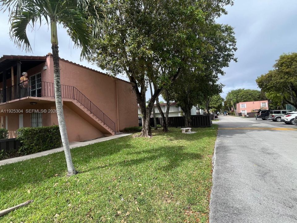 For Sale: $249,900 (2 beds, 2 baths, 920 Square Feet)