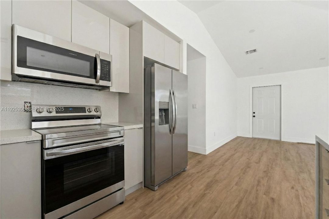 Под контрактом: $599,000 (4 спален, 2 ванн, 1377 Квадратных фут)