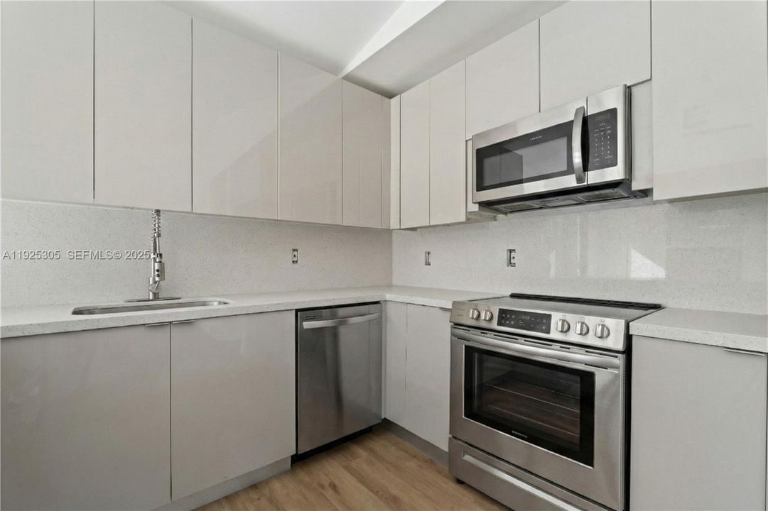 Под контрактом: $599,000 (4 спален, 2 ванн, 1377 Квадратных фут)