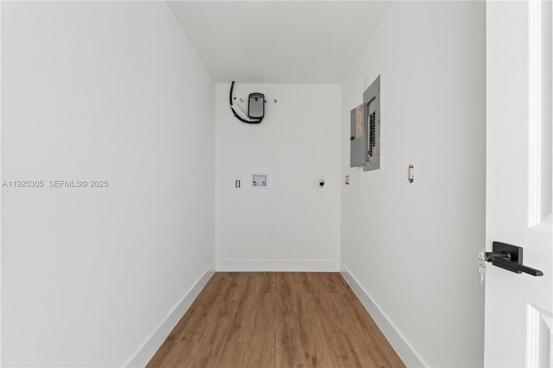 Под контрактом: $599,000 (4 спален, 2 ванн, 1377 Квадратных фут)