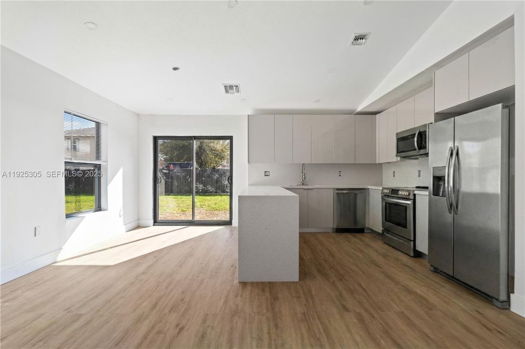 Под контрактом: $599,000 (4 спален, 2 ванн, 1377 Квадратных фут)