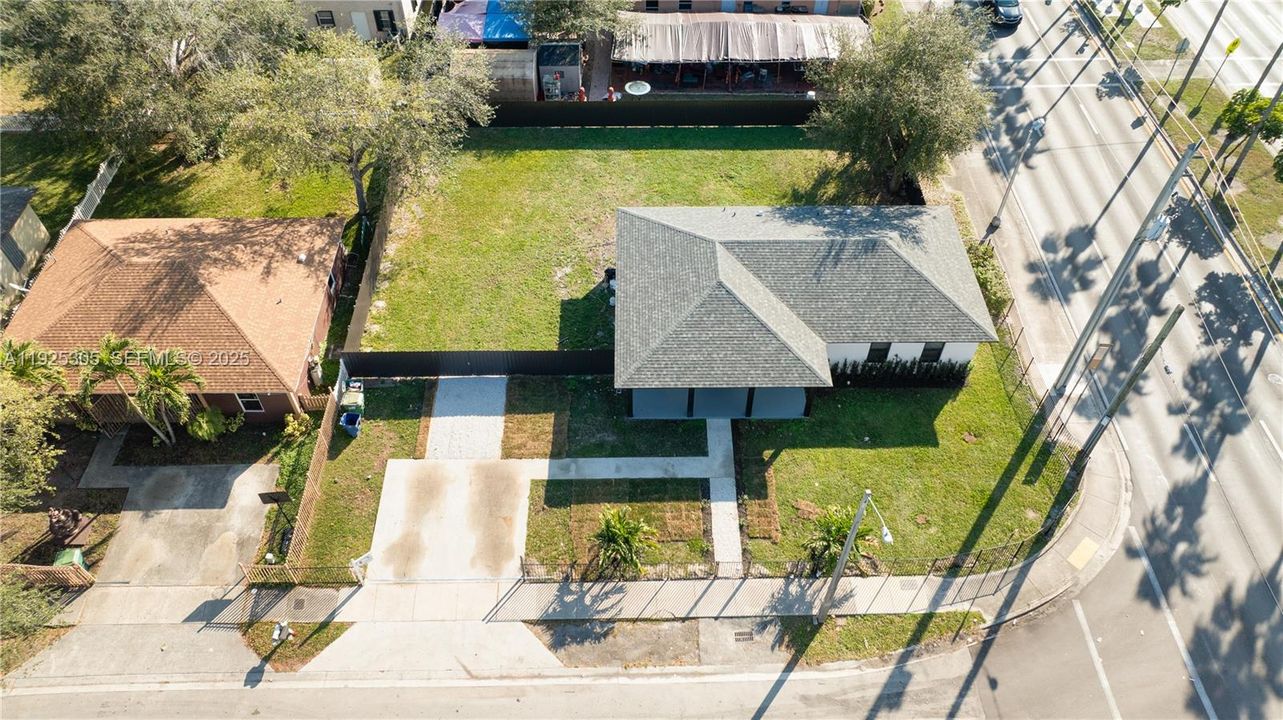 Под контрактом: $599,000 (4 спален, 2 ванн, 1377 Квадратных фут)