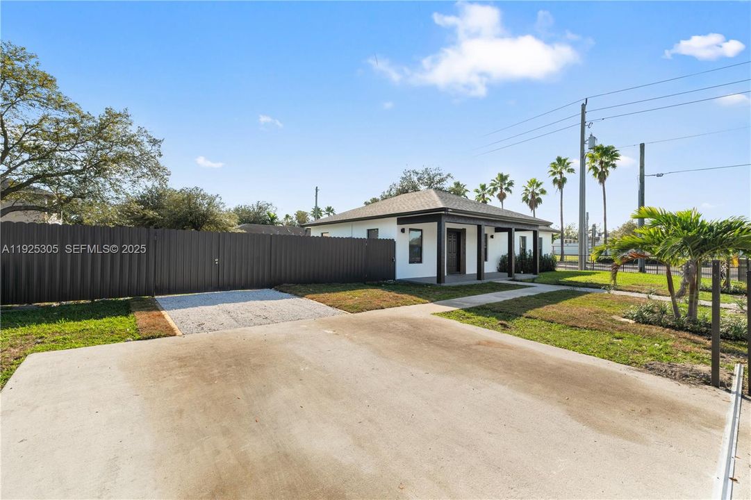 Под контрактом: $599,000 (4 спален, 2 ванн, 1377 Квадратных фут)