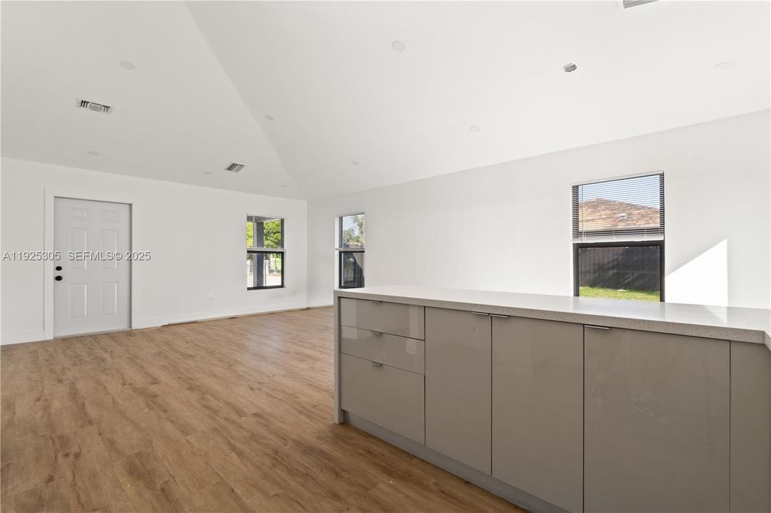 Под контрактом: $599,000 (4 спален, 2 ванн, 1377 Квадратных фут)