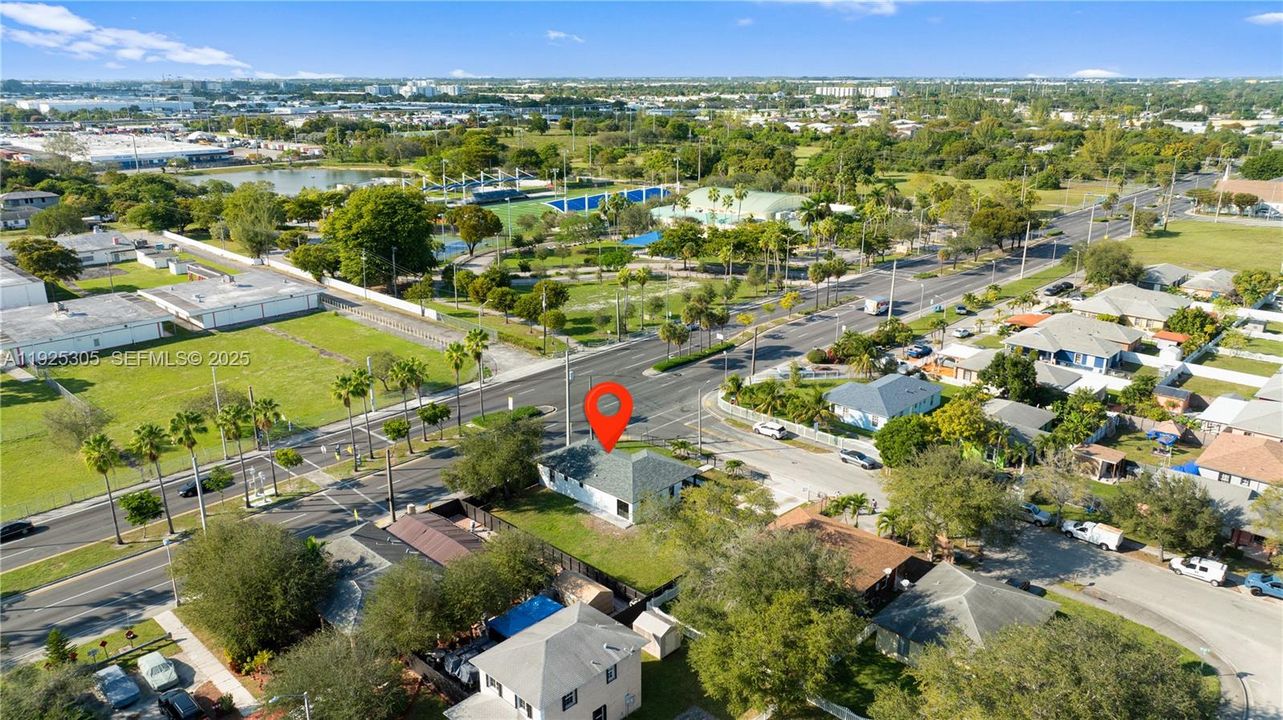 Под контрактом: $599,000 (4 спален, 2 ванн, 1377 Квадратных фут)