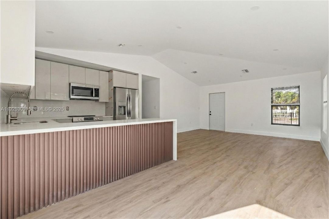 Под контрактом: $599,000 (4 спален, 2 ванн, 1377 Квадратных фут)