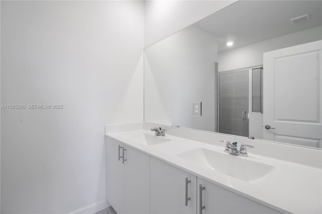 For Rent: $3,200 (4 beds, 2 baths, 1828 Square Feet)