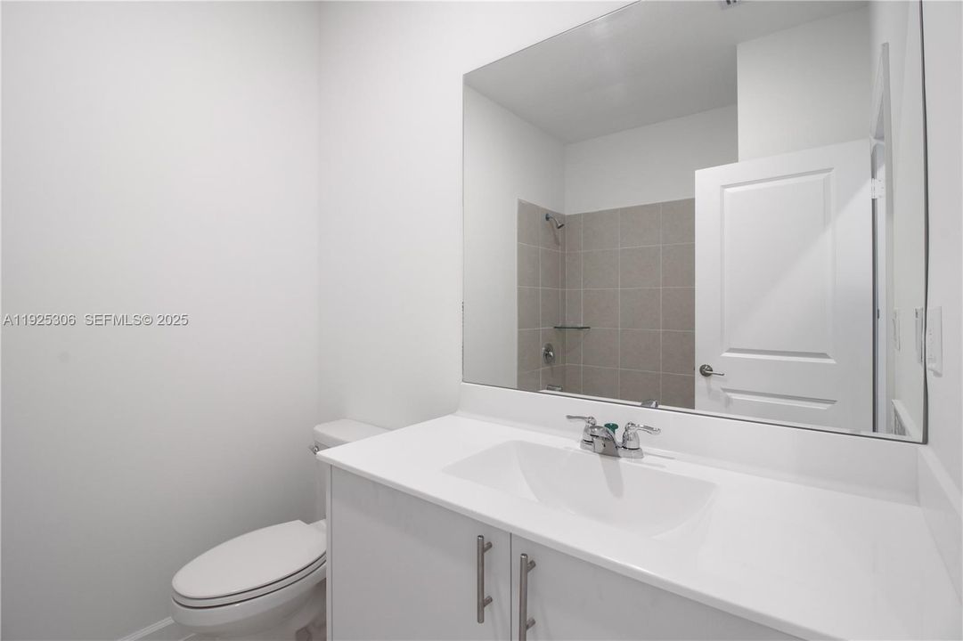 For Rent: $3,200 (4 beds, 2 baths, 1828 Square Feet)