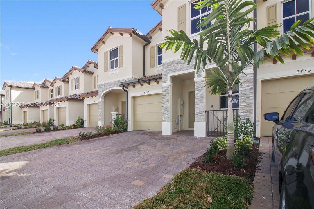 For Rent: $3,200 (4 beds, 2 baths, 1828 Square Feet)