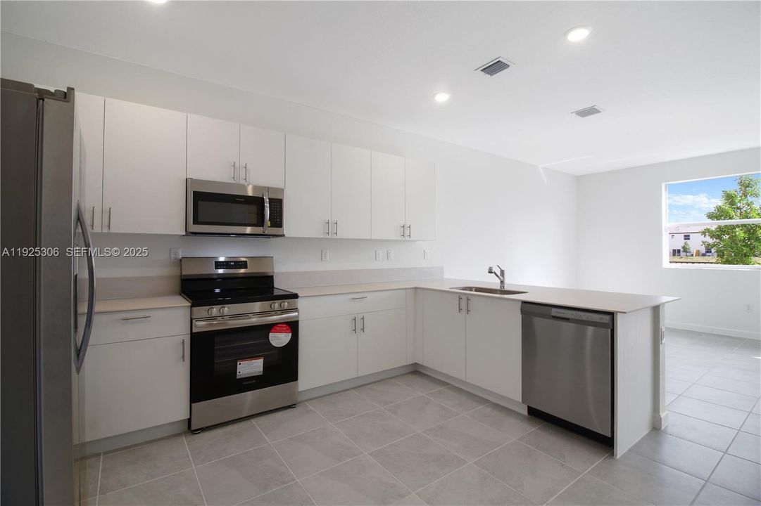 For Rent: $3,200 (4 beds, 2 baths, 1828 Square Feet)