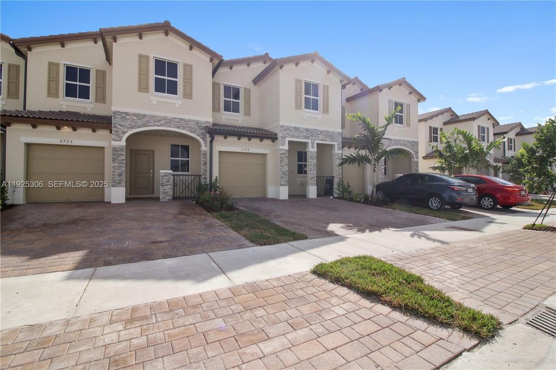 For Rent: $3,200 (4 beds, 2 baths, 1828 Square Feet)