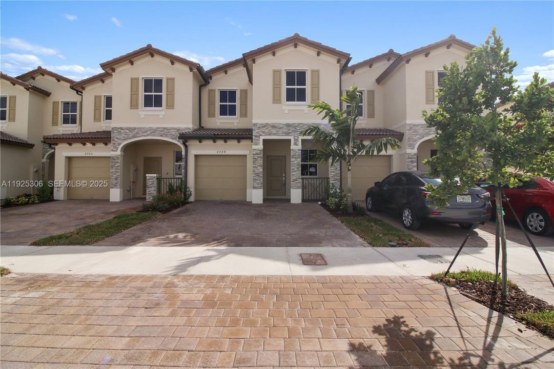 For Rent: $3,200 (4 beds, 2 baths, 1828 Square Feet)