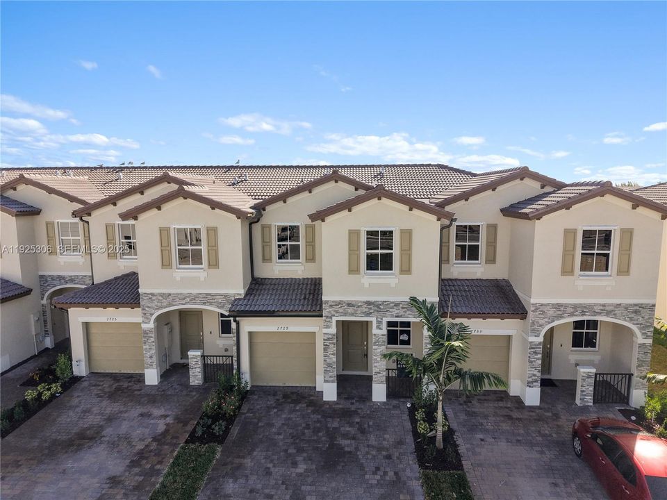 For Rent: $3,200 (4 beds, 2 baths, 1828 Square Feet)