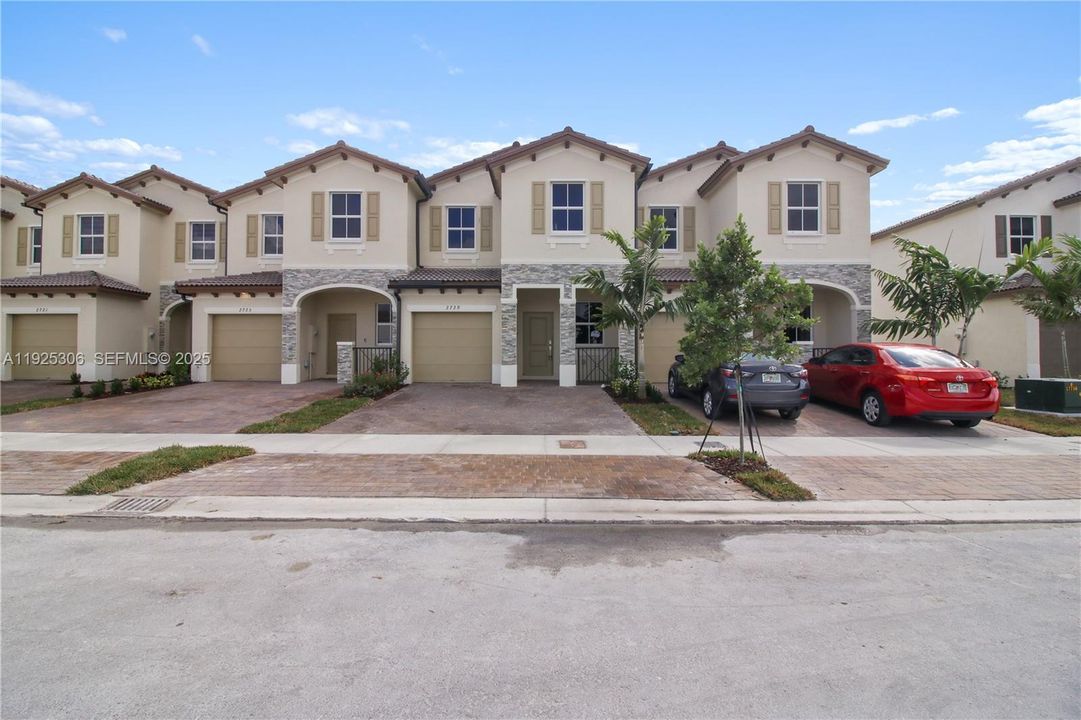 For Rent: $3,200 (4 beds, 2 baths, 1828 Square Feet)